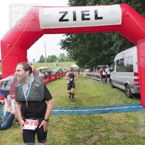 21.06.2025 - 27. Vierlanden-Triathlon MichiJ http://msf.ph/oto/8043913 15.06.2026 13:44:18 Ziel 34, 1142 meine-sportfotos.de