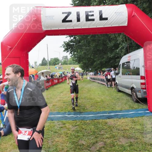 21.06.2025 - 27. Vierlanden-Triathlon MichiJ http://msf.ph/oto/8043917 15.06.2026 13:44:18 Ziel 34, 1142 meine-sportfotos.de