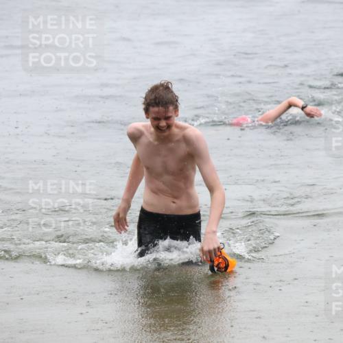 21.06.2025 - 27. Vierlanden-Triathlon Lena Gebhardt http://msf.ph/oto/8043920 15.06.2025 14:38:35 Schwimmen 1325 meine-sportfotos.de