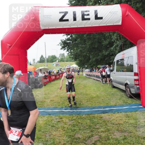 21.06.2025 - 27. Vierlanden-Triathlon MichiJ http://msf.ph/oto/8043922 15.06.2026 13:44:19 Ziel 34, 1142 meine-sportfotos.de