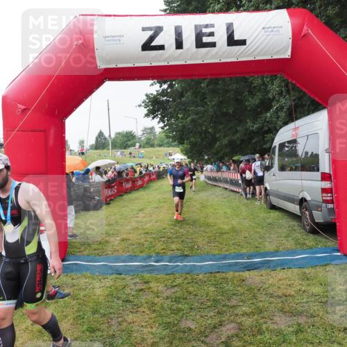 21.06.2025 - 27. Vierlanden-Triathlon MichiJ http://msf.ph/oto/8043926 15.06.2026 13:44:25 Ziel 750, 878, 1142 meine-sportfotos.de