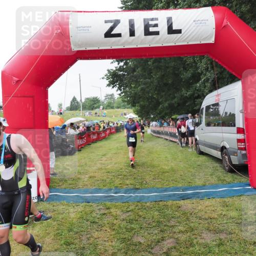 21.06.2025 - 27. Vierlanden-Triathlon MichiJ http://msf.ph/oto/8043928 15.06.2026 13:44:25 Ziel 750, 878, 1142 meine-sportfotos.de