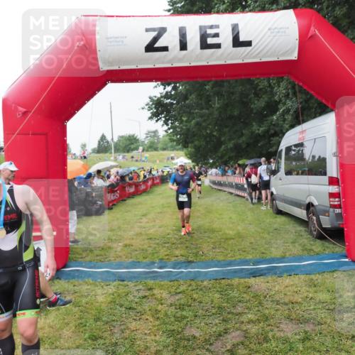 21.06.2025 - 27. Vierlanden-Triathlon MichiJ http://msf.ph/oto/8043932 15.06.2026 13:44:25 Ziel 750, 878, 1142 meine-sportfotos.de