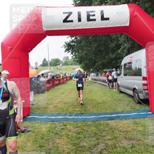 21.06.2025 - 27. Vierlanden-Triathlon MichiJ http://msf.ph/oto/8043933 15.06.2026 13:44:25 Ziel 750, 878, 1142 meine-sportfotos.de