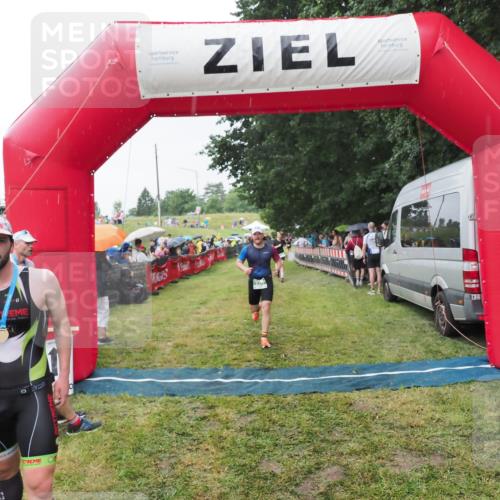 21.06.2025 - 27. Vierlanden-Triathlon MichiJ http://msf.ph/oto/8043934 15.06.2026 13:44:25 Ziel 750, 878, 1142 meine-sportfotos.de
