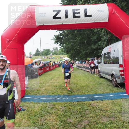 21.06.2025 - 27. Vierlanden-Triathlon MichiJ http://msf.ph/oto/8043936 15.06.2026 13:44:25 Ziel 750, 878, 1142 meine-sportfotos.de