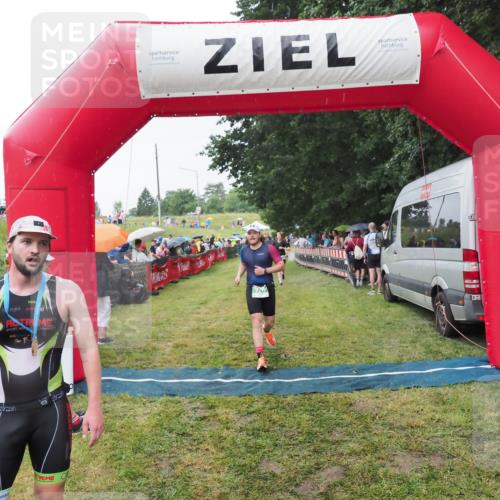 21.06.2025 - 27. Vierlanden-Triathlon MichiJ http://msf.ph/oto/8043938 15.06.2026 13:44:26 Ziel 750, 878 meine-sportfotos.de