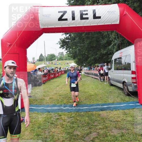 21.06.2025 - 27. Vierlanden-Triathlon MichiJ http://msf.ph/oto/8043939 15.06.2026 13:44:26 Ziel 750, 878 meine-sportfotos.de