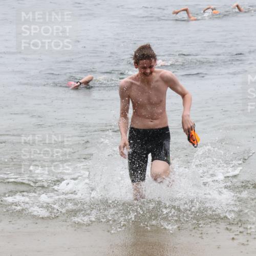 21.06.2025 - 27. Vierlanden-Triathlon Lena Gebhardt http://msf.ph/oto/8043940 15.06.2025 14:38:37 Schwimmen 1325 meine-sportfotos.de