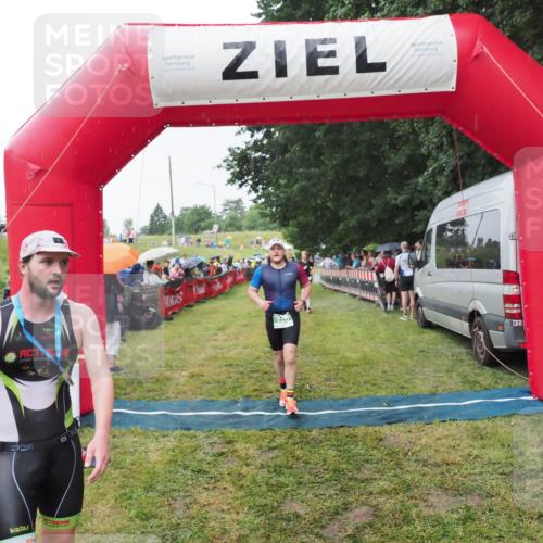 21.06.2025 - 27. Vierlanden-Triathlon MichiJ http://msf.ph/oto/8043941 15.06.2026 13:44:26 Ziel 750, 878 meine-sportfotos.de