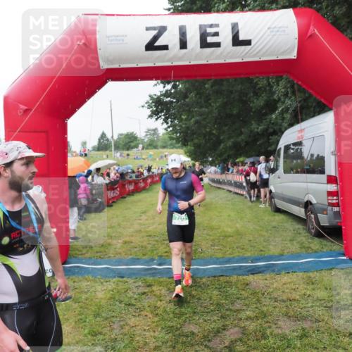 21.06.2025 - 27. Vierlanden-Triathlon MichiJ http://msf.ph/oto/8043946 15.06.2026 13:44:26 Ziel 750, 878 meine-sportfotos.de