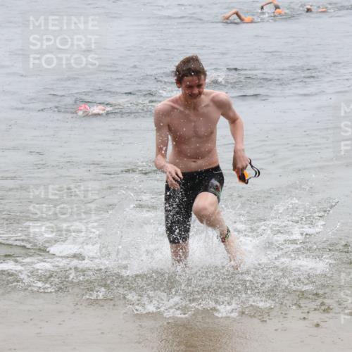 21.06.2025 - 27. Vierlanden-Triathlon Lena Gebhardt http://msf.ph/oto/8043947 15.06.2025 14:38:37 Schwimmen 1325 meine-sportfotos.de