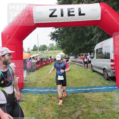 21.06.2025 - 27. Vierlanden-Triathlon MichiJ http://msf.ph/oto/8043948 15.06.2026 13:44:27 Ziel 750, 878 meine-sportfotos.de