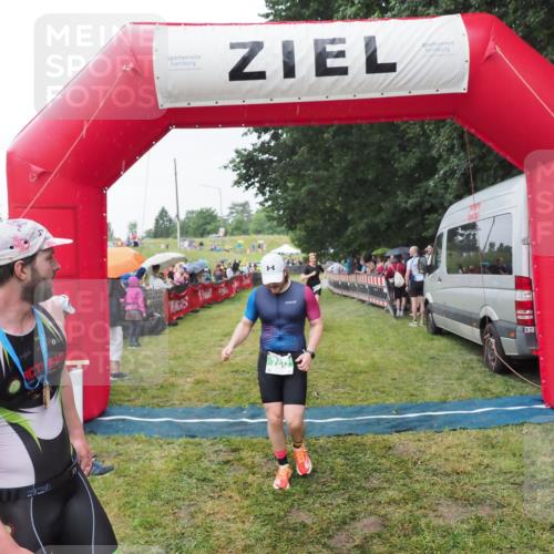 21.06.2025 - 27. Vierlanden-Triathlon MichiJ http://msf.ph/oto/8043950 15.06.2026 13:44:27 Ziel 750, 878 meine-sportfotos.de