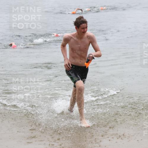 21.06.2025 - 27. Vierlanden-Triathlon Lena Gebhardt http://msf.ph/oto/8043951 15.06.2025 14:38:38 Schwimmen 1325 meine-sportfotos.de