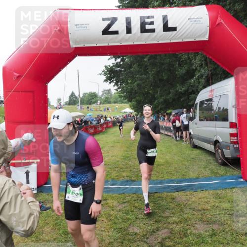 21.06.2025 - 27. Vierlanden-Triathlon MichiJ http://msf.ph/oto/8043952 15.06.2026 13:44:29 Ziel 750, 878 meine-sportfotos.de