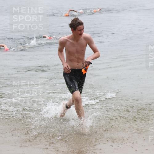 21.06.2025 - 27. Vierlanden-Triathlon Lena Gebhardt http://msf.ph/oto/8043955 15.06.2025 14:38:38 Schwimmen 1325 meine-sportfotos.de