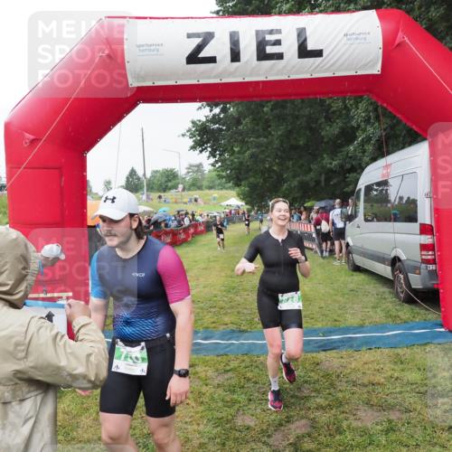 21.06.2025 - 27. Vierlanden-Triathlon MichiJ http://msf.ph/oto/8043957 15.06.2026 13:44:30 Ziel 222, 750, 878 meine-sportfotos.de