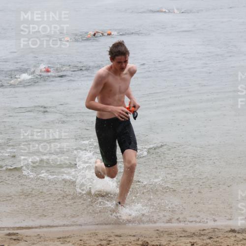 21.06.2025 - 27. Vierlanden-Triathlon Lena Gebhardt http://msf.ph/oto/8043958 15.06.2025 14:38:38 Schwimmen 1325 meine-sportfotos.de