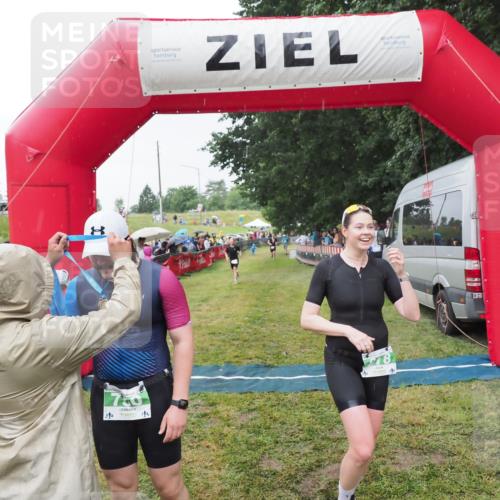 21.06.2025 - 27. Vierlanden-Triathlon MichiJ http://msf.ph/oto/8043965 15.06.2026 13:44:30 Ziel 222, 750, 878 meine-sportfotos.de