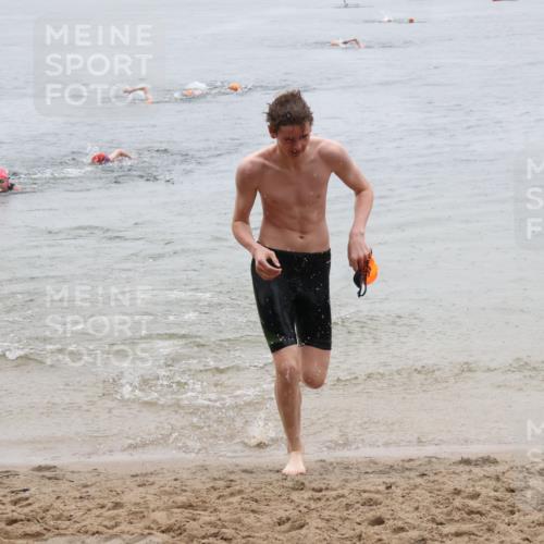21.06.2025 - 27. Vierlanden-Triathlon Lena Gebhardt http://msf.ph/oto/8043966 15.06.2025 14:38:38 Schwimmen 1325 meine-sportfotos.de