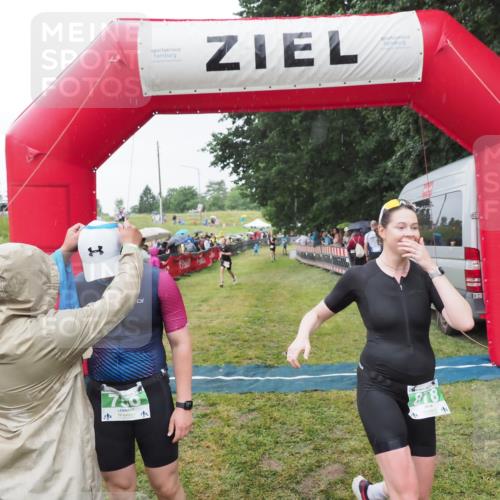21.06.2025 - 27. Vierlanden-Triathlon MichiJ http://msf.ph/oto/8043969 15.06.2026 13:44:30 Ziel 222, 750, 878 meine-sportfotos.de
