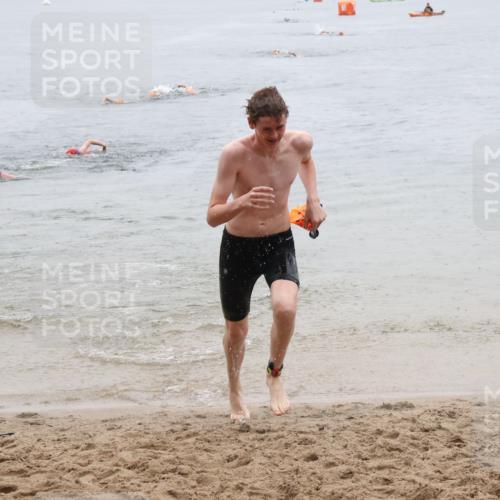 21.06.2025 - 27. Vierlanden-Triathlon Lena Gebhardt http://msf.ph/oto/8043974 15.06.2025 14:38:39 Schwimmen 1318, 1325 meine-sportfotos.de