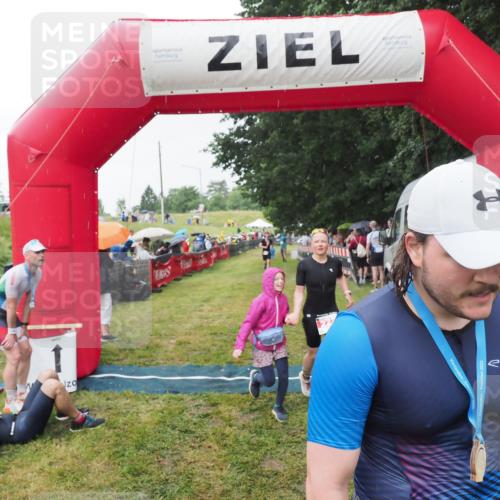 21.06.2025 - 27. Vierlanden-Triathlon MichiJ http://msf.ph/oto/8043977 15.06.2026 13:44:34 Ziel 222, 878 meine-sportfotos.de