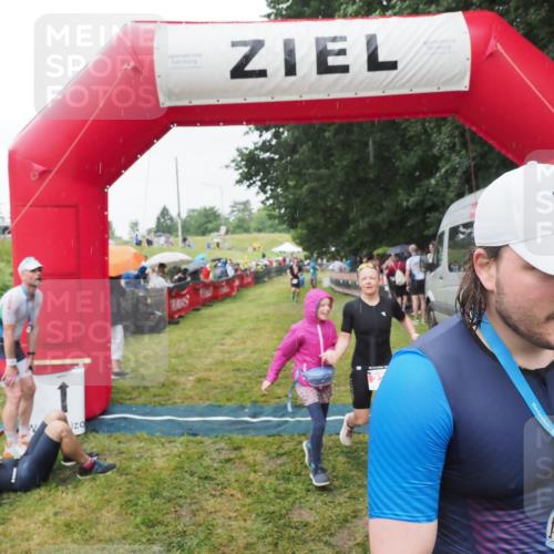 21.06.2025 - 27. Vierlanden-Triathlon MichiJ http://msf.ph/oto/8043979 15.06.2026 13:44:34 Ziel 222, 878 meine-sportfotos.de