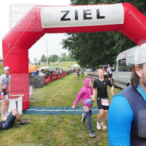 21.06.2025 - 27. Vierlanden-Triathlon MichiJ http://msf.ph/oto/8043981 15.06.2026 13:44:34 Ziel 222, 878 meine-sportfotos.de