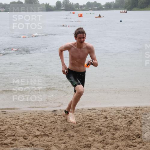 21.06.2025 - 27. Vierlanden-Triathlon Lena Gebhardt http://msf.ph/oto/8043982 15.06.2025 14:38:39 Schwimmen 1318, 1325 meine-sportfotos.de