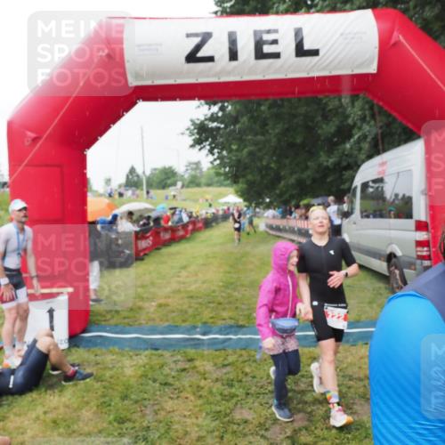 21.06.2025 - 27. Vierlanden-Triathlon MichiJ http://msf.ph/oto/8043983 15.06.2026 13:44:34 Ziel 222, 878 meine-sportfotos.de