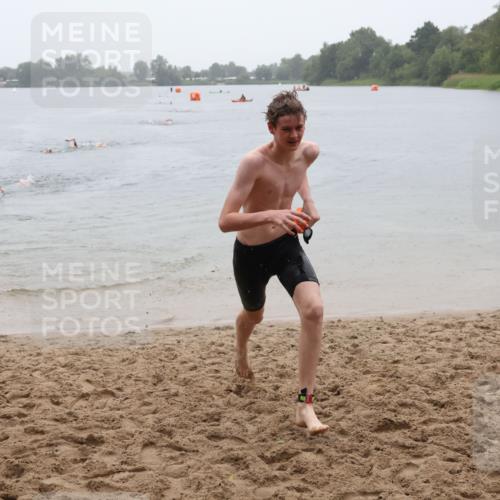 21.06.2025 - 27. Vierlanden-Triathlon Lena Gebhardt http://msf.ph/oto/8043990 15.06.2025 14:38:39 Schwimmen 1318, 1325 meine-sportfotos.de