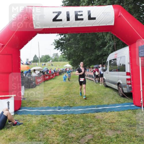 21.06.2025 - 27. Vierlanden-Triathlon MichiJ http://msf.ph/oto/8043995 15.06.2026 13:44:39 Ziel 45, 222 meine-sportfotos.de