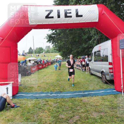 21.06.2025 - 27. Vierlanden-Triathlon MichiJ http://msf.ph/oto/8043997 15.06.2026 13:44:40 Ziel 45, 222 meine-sportfotos.de