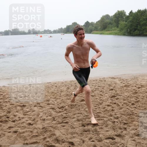 21.06.2025 - 27. Vierlanden-Triathlon Lena Gebhardt http://msf.ph/oto/8043998 15.06.2025 14:38:40 Schwimmen 1318, 1325 meine-sportfotos.de