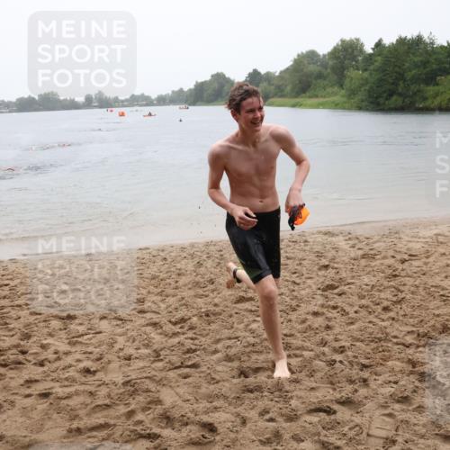 21.06.2025 - 27. Vierlanden-Triathlon Lena Gebhardt http://msf.ph/oto/8044001 15.06.2025 14:38:40 Schwimmen 1318, 1325 meine-sportfotos.de