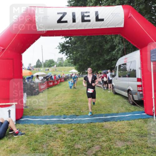 21.06.2025 - 27. Vierlanden-Triathlon MichiJ http://msf.ph/oto/8044004 15.06.2026 13:44:40 Ziel 45, 222 meine-sportfotos.de