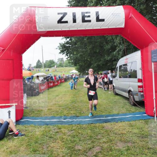 21.06.2025 - 27. Vierlanden-Triathlon MichiJ http://msf.ph/oto/8044006 15.06.2026 13:44:40 Ziel 45, 222 meine-sportfotos.de