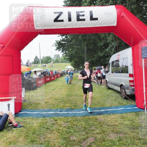 21.06.2025 - 27. Vierlanden-Triathlon MichiJ http://msf.ph/oto/8044008 15.06.2026 13:44:40 Ziel 45, 222 meine-sportfotos.de