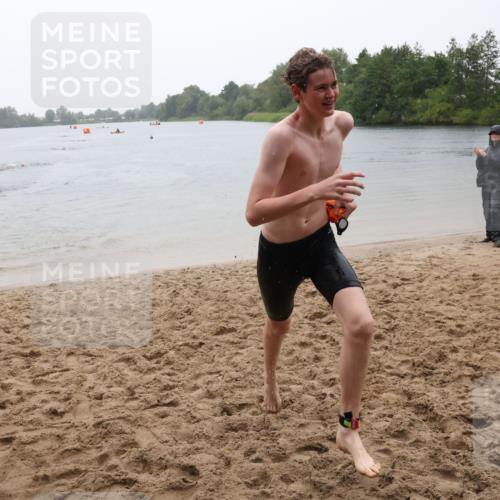 21.06.2025 - 27. Vierlanden-Triathlon Lena Gebhardt http://msf.ph/oto/8044009 15.06.2025 14:38:40 Schwimmen 1318, 1325 meine-sportfotos.de