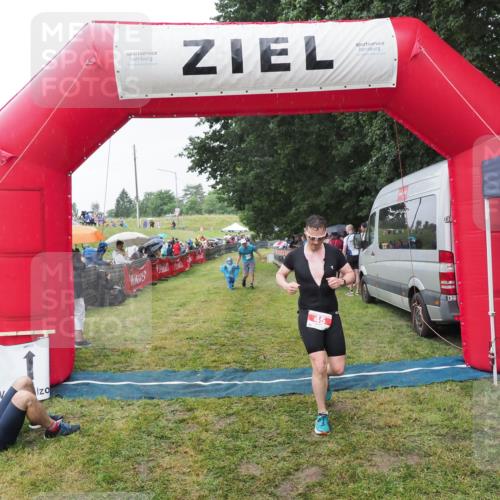 21.06.2025 - 27. Vierlanden-Triathlon MichiJ http://msf.ph/oto/8044012 15.06.2026 13:44:41 Ziel 45, 222, 960 meine-sportfotos.de