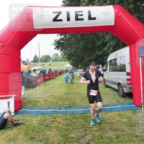 21.06.2025 - 27. Vierlanden-Triathlon MichiJ http://msf.ph/oto/8044014 15.06.2026 13:44:41 Ziel 45, 222, 960 meine-sportfotos.de