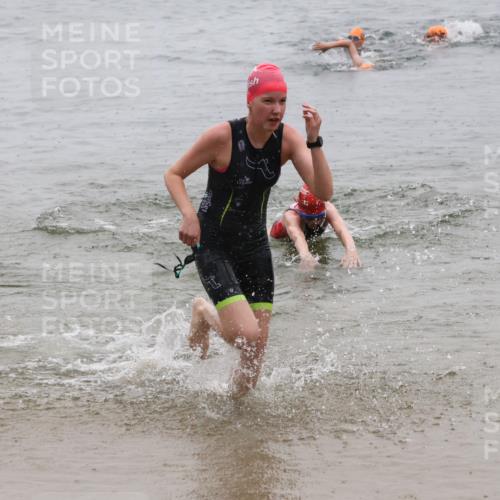 21.06.2025 - 27. Vierlanden-Triathlon Lena Gebhardt http://msf.ph/oto/8044020 15.06.2025 14:38:48 Schwimmen 1318, 1325, 1340 meine-sportfotos.de