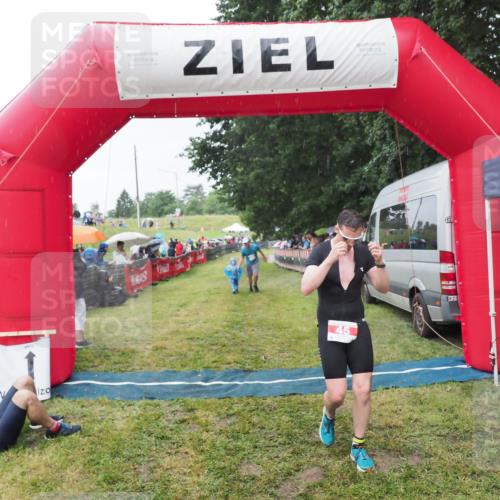21.06.2025 - 27. Vierlanden-Triathlon MichiJ http://msf.ph/oto/8044021 15.06.2026 13:44:41 Ziel 45, 222, 960 meine-sportfotos.de