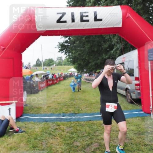 21.06.2025 - 27. Vierlanden-Triathlon MichiJ http://msf.ph/oto/8044023 15.06.2026 13:44:42 Ziel 45, 960 meine-sportfotos.de
