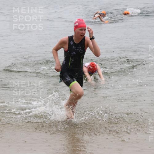 21.06.2025 - 27. Vierlanden-Triathlon Lena Gebhardt http://msf.ph/oto/8044024 15.06.2025 14:38:48 Schwimmen 1318, 1325, 1340 meine-sportfotos.de
