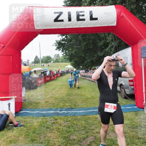 21.06.2025 - 27. Vierlanden-Triathlon MichiJ http://msf.ph/oto/8044027 15.06.2026 13:44:42 Ziel 45, 960 meine-sportfotos.de