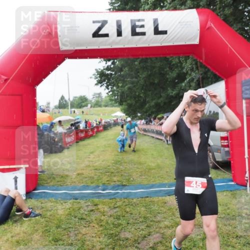21.06.2025 - 27. Vierlanden-Triathlon MichiJ http://msf.ph/oto/8044029 15.06.2026 13:44:42 Ziel 45, 960 meine-sportfotos.de