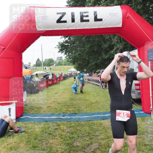 21.06.2025 - 27. Vierlanden-Triathlon MichiJ http://msf.ph/oto/8044031 15.06.2026 13:44:42 Ziel 45, 960 meine-sportfotos.de